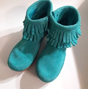 Minnetonka Moccasin Aqua Double fringed boot Girls